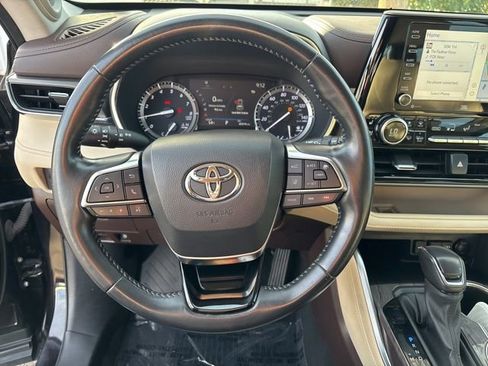 Used 2021 Toyota Highlander Limited image 16