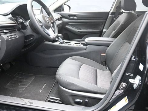Used 2024 Nissan Altima 2.5 SV image 17