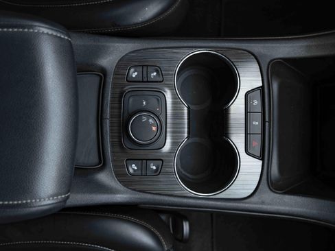 Used 2023 GMC Acadia SLT image 28