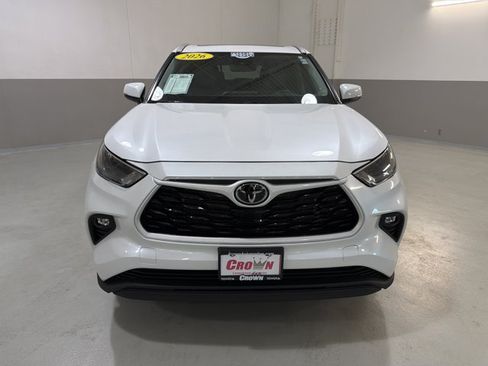 Used 2026 Toyota Highlander XLE AWD/4WD image 2