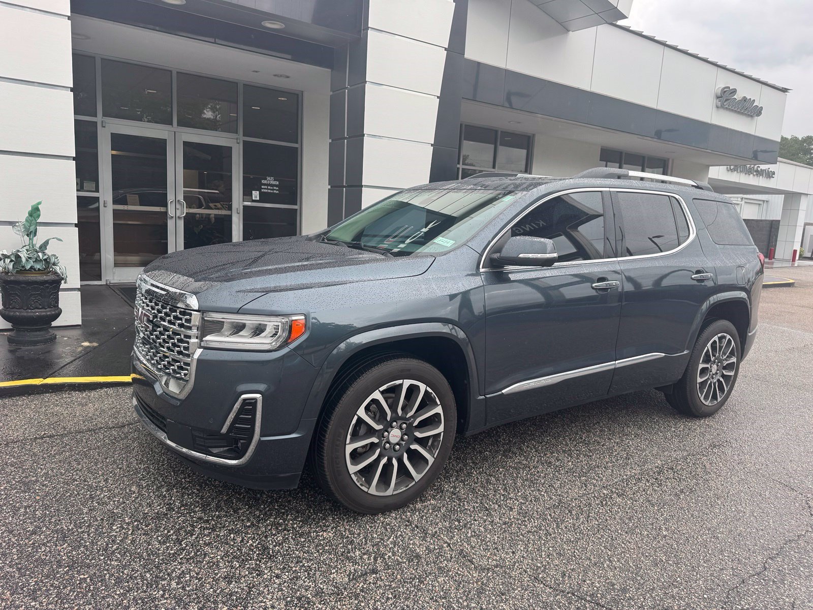 Used 2020 GMC Acadia Denali w/ Trailering Package FWD image 2
