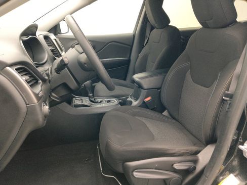 Used 2019 Jeep Cherokee Latitude w/ Popular Appearance Group FWD image 17