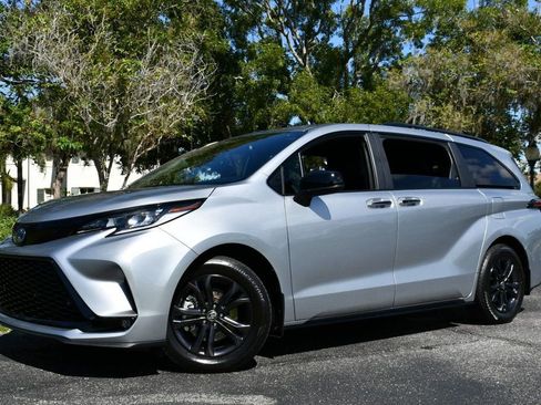 Used 2025 Toyota Sienna XSE image 26