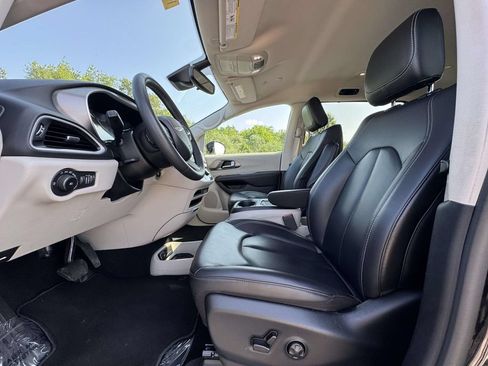 Used 2024 Chrysler Pacifica Touring-L FWD image 13