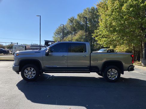Used 2025 Chevrolet Silverado 2500 High Country w/ High Country Premium Package image 6