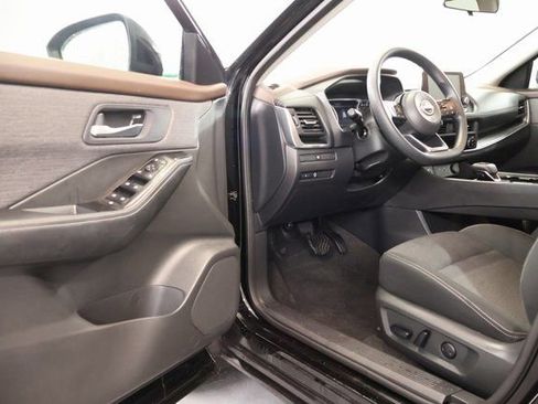 Used 2023 Nissan Rogue SV image 10