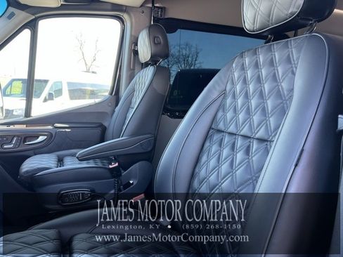 Used 2023 Mercedes-Benz Sprinter 3500 image 3