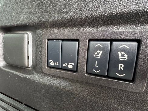 Used 2024 GMC Yukon SLT w/ SLT Luxury Package image 41