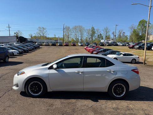 Used 2019 Toyota Corolla LE image 6