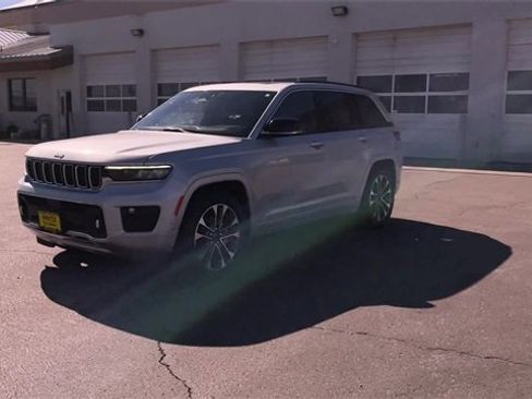 Used 2024 Jeep Grand Cherokee Overland image 5