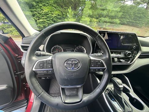 Used 2025 Toyota Highlander XLE FWD image 16