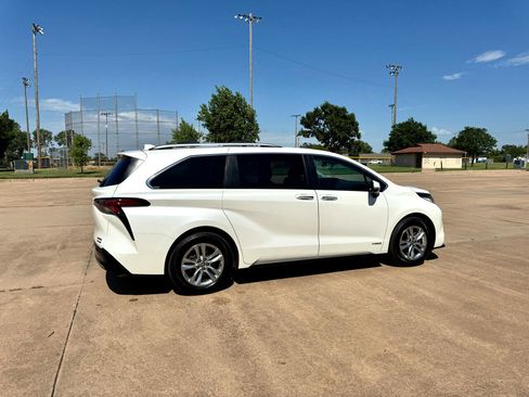 Used 2021 Toyota Sienna Limited image 40