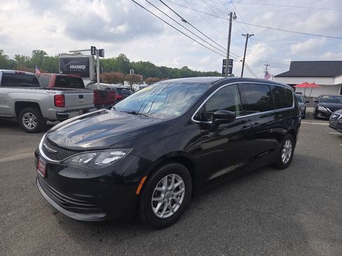Used 2017 Chrysler Pacifica LX FWD image 1