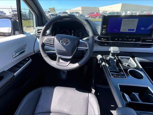 Used 2025 Toyota Sienna XSE image 6