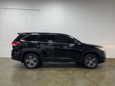 Used 2019 Toyota Highlander LE image 2