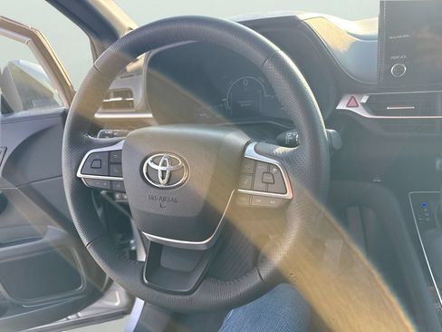 Used 2025 Toyota Sienna Platinum AWD/4WD image 15