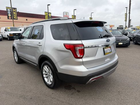 Used 2017 Ford Explorer XLT w/ Equipment Group 202A image 5