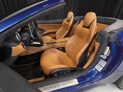 Used 2017 Ferrari California T RWD image 3