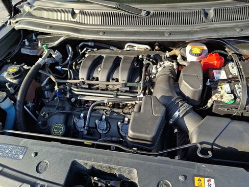 Used 2018 Ford Explorer XLT w/ Equipment Group 202A image 28