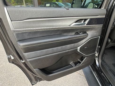 Certified 2025 Jeep Wagoneer 4WD w/ Convenience Group I image 24