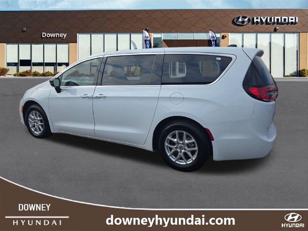 Used 2024 Chrysler Pacifica Touring-L FWD image 3