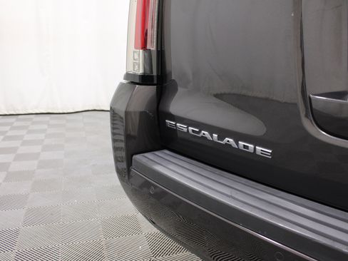 Used 2017 Cadillac Escalade Luxury w/ LPO, Radiant Package AWD/4WD image 30