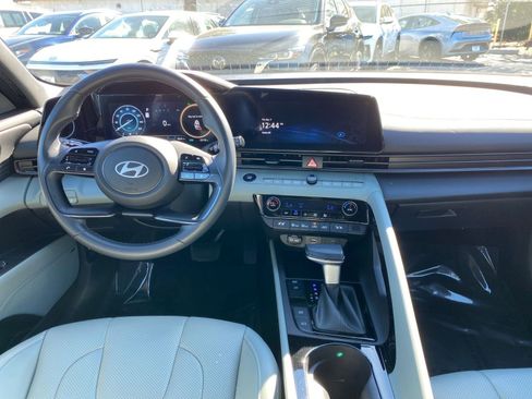 Used 2025 Hyundai Elantra Limited image 33