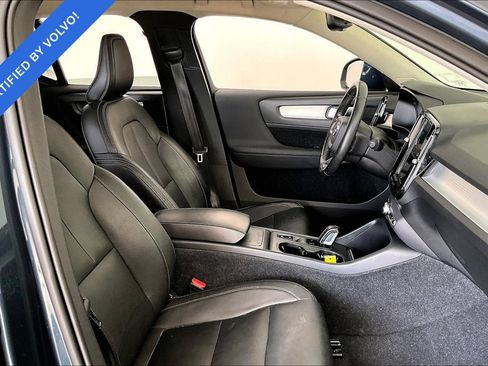 Used 2021 Volvo XC40 T4 Momentum w/ Protection Package Premier FWD image 7