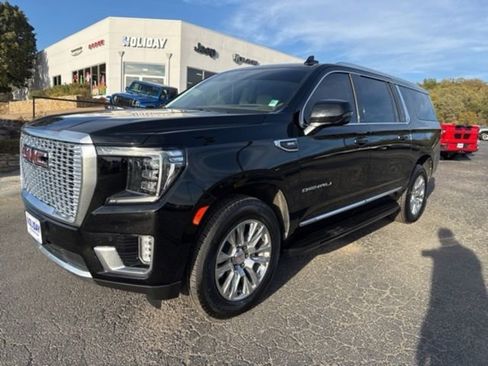 Used 2022 GMC Yukon XL Denali image 1