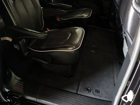 Used 2025 Chrysler Pacifica Limited FWD image 32