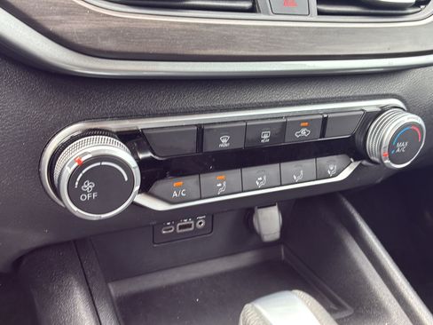 Used 2025 Nissan Altima 2.5 SV FWD image 34