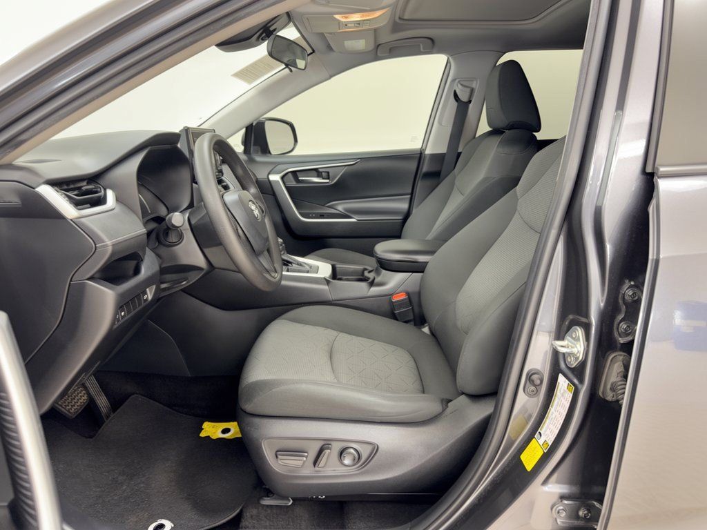 Used 2021 Toyota RAV4 XLE w/ Convenience Package FWD image 5