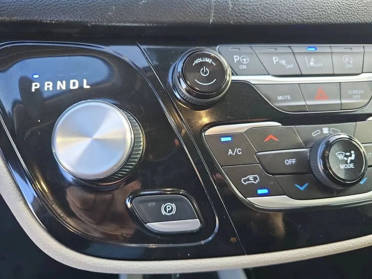 Used 2023 Chrysler Pacifica Touring-L FWD image 17