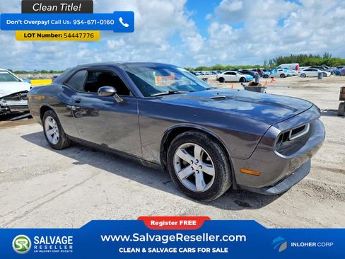 Used 2014 Dodge Challenger SXT RWD image 5