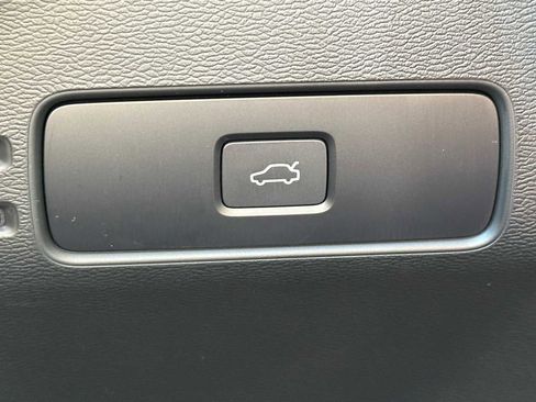 Used 2025 Volvo XC40 B5 Plus w/ Climate Package image 30