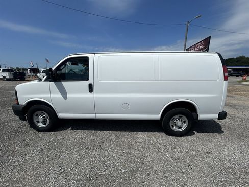 Used 2017 Chevrolet Express 2500 RWD image 8