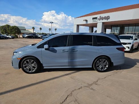 Used 2025 Honda Odyssey Touring image 2