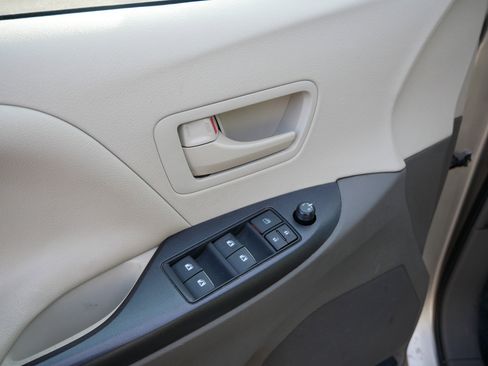 Used 2015 Toyota Sienna L image 21