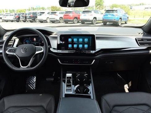 Certified 2024 Volkswagen Atlas Cross Sport SE w/ Panoramic Sunroof Package AWD/4WD image 7