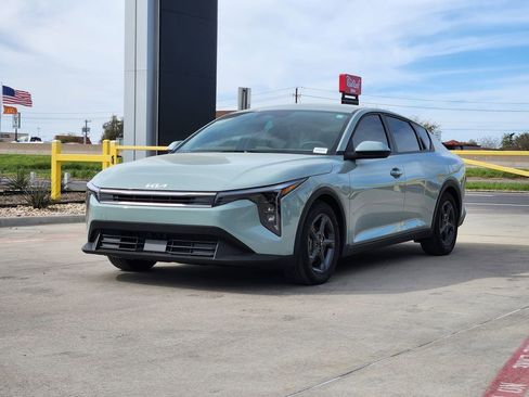 New 2025 Kia K4 LXS image 2
