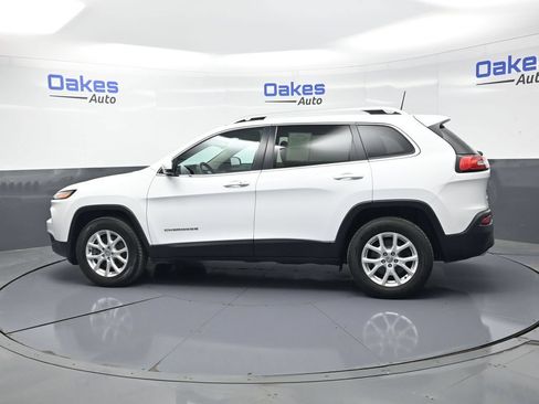 Used 2018 Jeep Cherokee Latitude Plus w/ Cold Weather Group AWD/4WD image 4