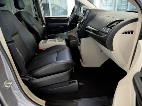 Used 2015 Chrysler Town & Country Touring FWD image 32