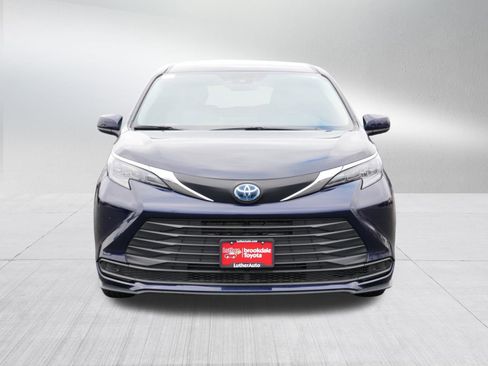 Used 2025 Toyota Sienna LE image 2