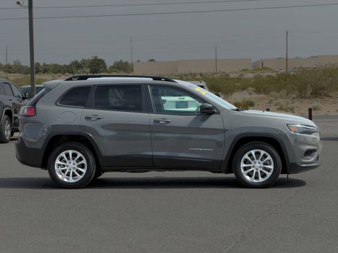 Used 2022 Jeep Cherokee Latitude Lux w/ Mopar Interior Package FWD image 6