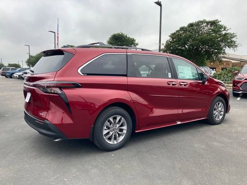 New 2026 Toyota Sienna XLE FWD image 5