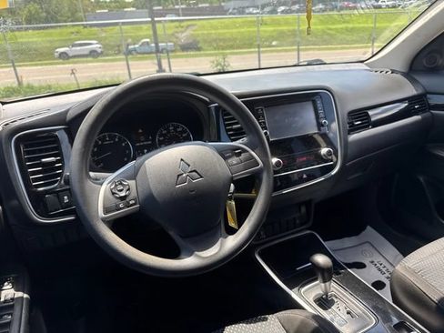 Used 2020 Mitsubishi Outlander ES FWD image 13