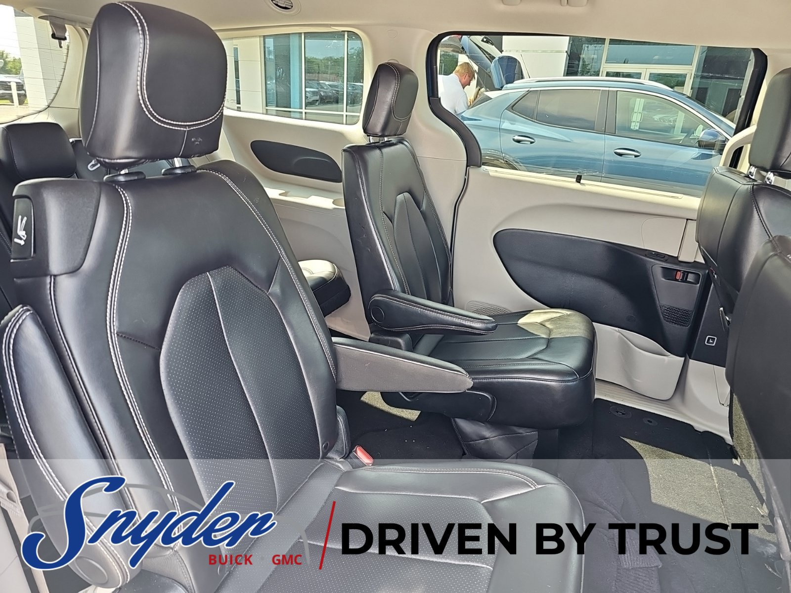 Used 2023 Chrysler Pacifica Touring-L FWD image 17