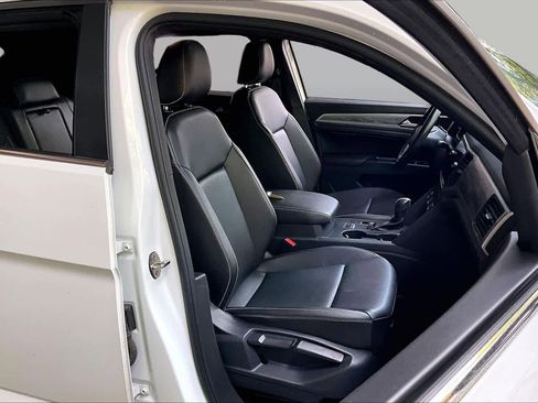 Used 2020 Volkswagen Atlas Cross Sport SE w/ Panoramic Sunroof Package FWD image 8