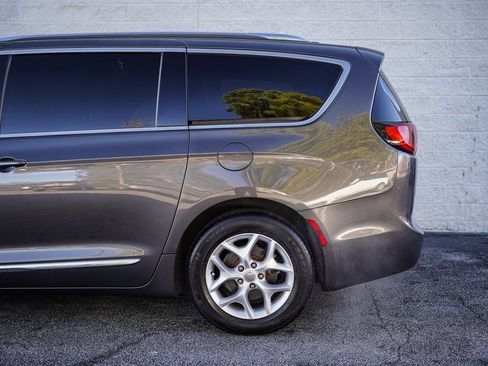 Used 2020 Chrysler Pacifica Limited image 11