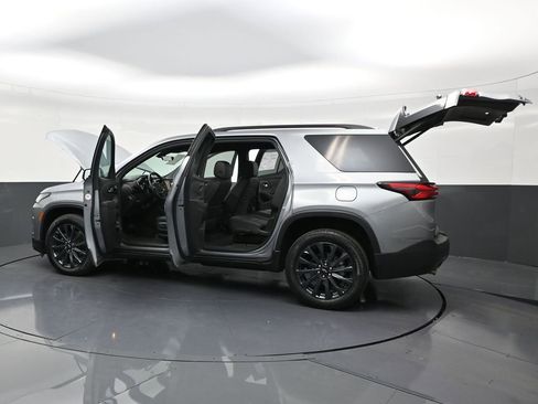 Used 2024 Chevrolet Traverse RS image 31